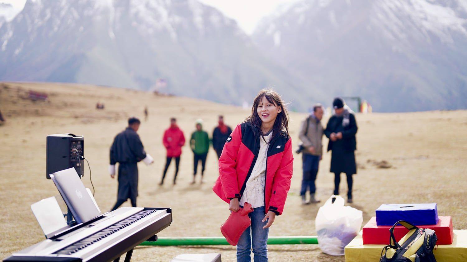Hillary O’Sullivan arriving at the Royal Highland Festival ground in Laya, the keyboard set up on the grass, from The Girl and Her Piano